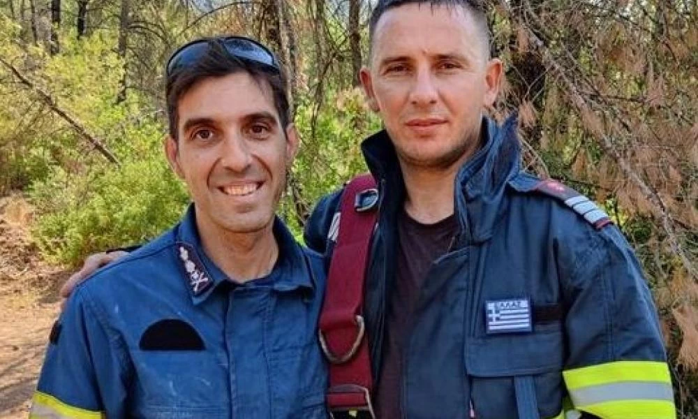 Έλληνας πυροσβέστης έδωσε τη σημαία μας σε ρουμάνο συνάδελφό του